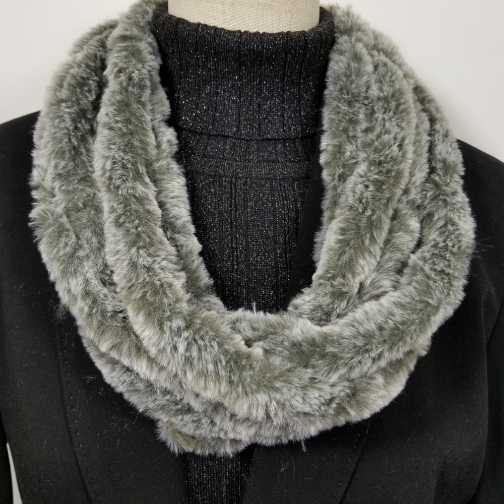 Light Gray Soft Faux Fur Necklace Infinity Scarf